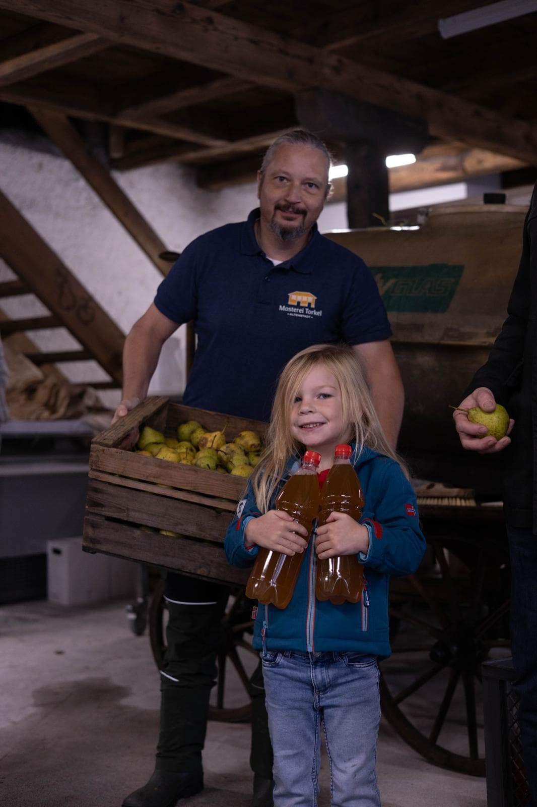 Kleine Helfer mit frischem Most